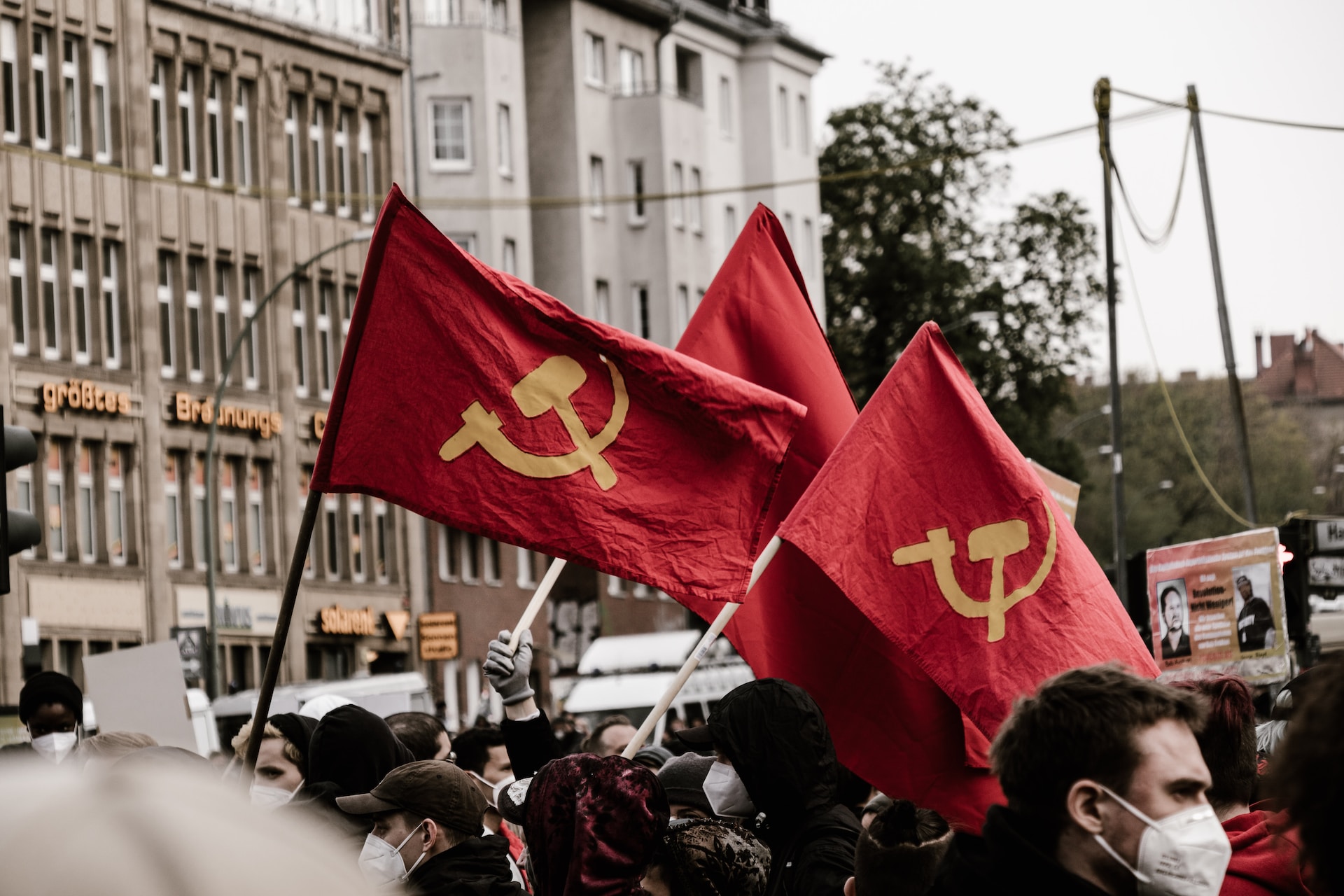 Difrencia entre socialismo y comunismo, bandera comunista.