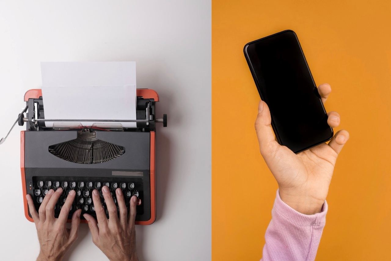 A la izquierda una maquina de escribir y manos escribiendo, a la derecha una mano sosteniendo un móvil actual